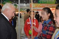 发明者协会国际联合会(IFIA)联合主席安德拉斯来到该校的展位
