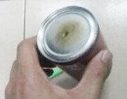 在易拉罐或王老吉等汽水金属罐子底部穿一个直径约4mm的孔