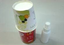 把纸杯倒扣在罐口(适当扣紧)