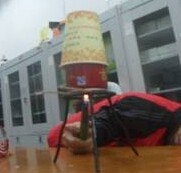 在罐子底部小孔处点火