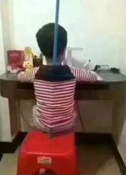 难道是用来矫正小孩驼背的?