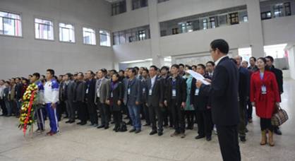 全体与会教师来到毛主席铜像前敬献花篮