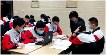 郑州市第十一中学的李冰心老师执教《认识设计》一课