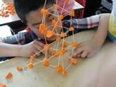 某班学生利用萝卜和牙签搭建的作品