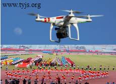 无人机定在空中某一点上航拍校运会